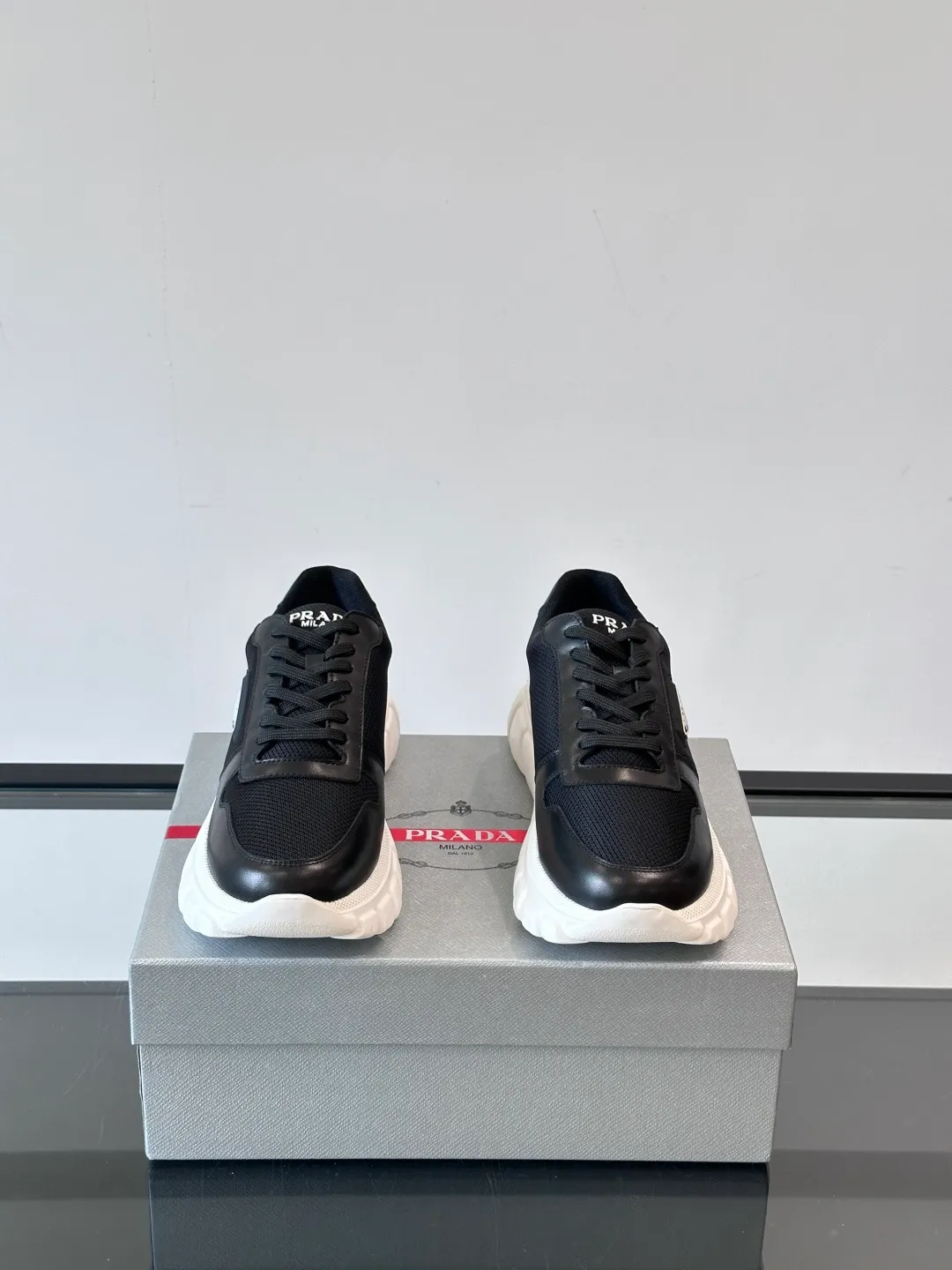 p440 "PRAD＊" men's new soft leather casual sneakers. This sneaker is made of Napa cowhide. The leather is soft and delicate, with a natural texture, which improves breathability. The rubber triangle logo on the outside embellishes the shoe body. The tongue and heel are decorated with brand letter logo details. Ultra-lightweight 6cm concave and convex rubber thick sole with PRADA letter logo on the side and cowhide lining. It feels comfortable on the foot and is exquisite and versatile! Size: 38-44 (45.46 customized)